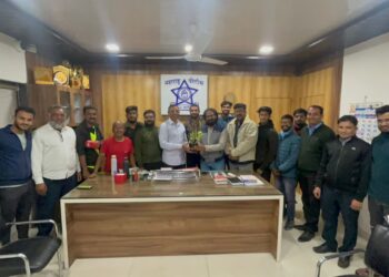 अंधार्‍या रात्री दुचाकीसह दरीत कोसळलेल्या तरुणाला वाचवण्याचा थरार