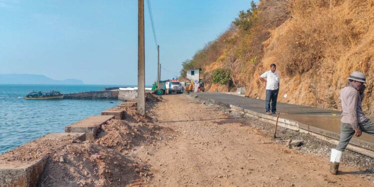 पार्किंगअभावी गाड्या रस्त्यावर; पर्यटकांकडून नाराजी व्यक्त