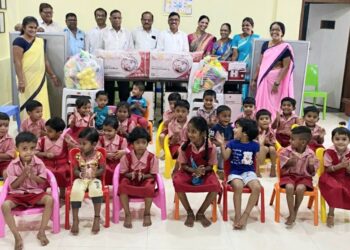 अंगणवाडीत खुर्च्या वाटप