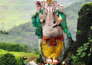 कड्यावरचा निसर्गराजा गणपती पर्यटकांचे आकर्षण