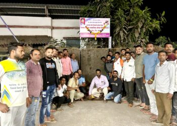 फलक कापणार्‍या तरुणावर कारवाई