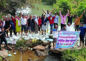 विद्यार्थ्यांनी बांधला श्रमदानातून बंधारा