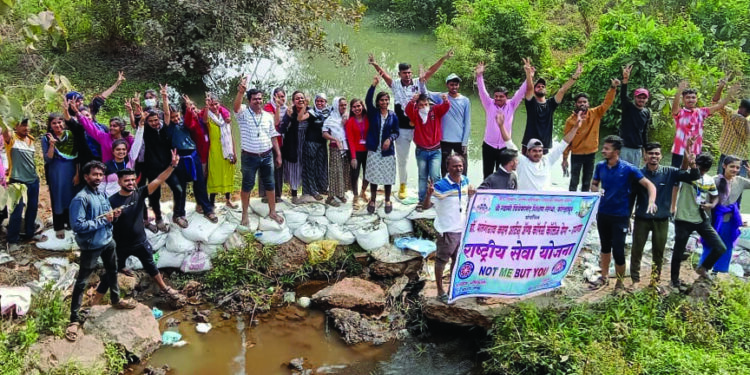 विद्यार्थ्यांनी बांधला श्रमदानातून बंधारा
