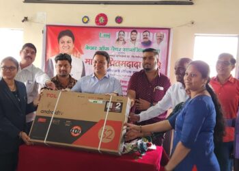 प्रीतम म्हात्रे यांच्या वाढदिनी शाळांना स्मार्ट टीव्ही संच