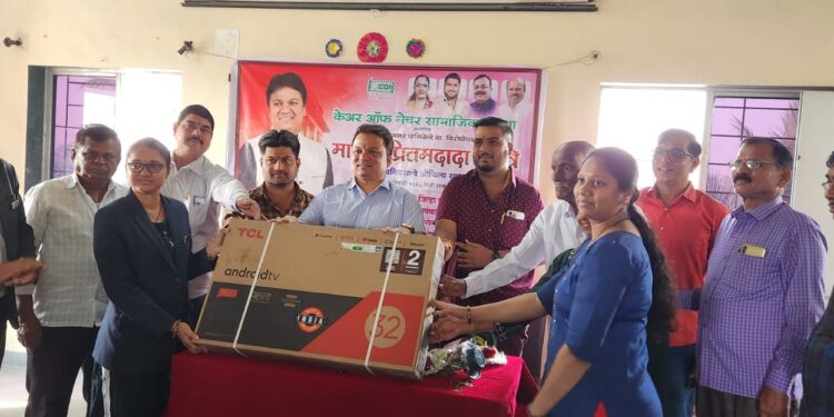 प्रीतम म्हात्रे यांच्या वाढदिनी शाळांना स्मार्ट टीव्ही संच