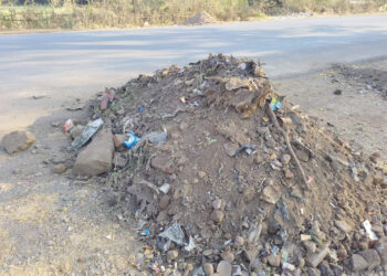 साईडपट्टीसाठी नाल्यातील राडारोडा?