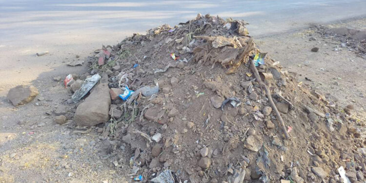 साईडपट्टीसाठी नाल्यातील राडारोडा?