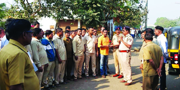 कळंबोली वाहतूक शाखेतर्फे रिक्षा चालकांचे प्रबोधन