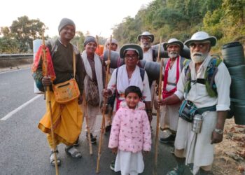 नर्मदा परिक्रमा करणार्‍या रामेश्‍वरीचे कौतूक