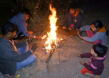 रायगडात थंडीचा कडाका; जागोजागी पेटल्या शेकोट्या