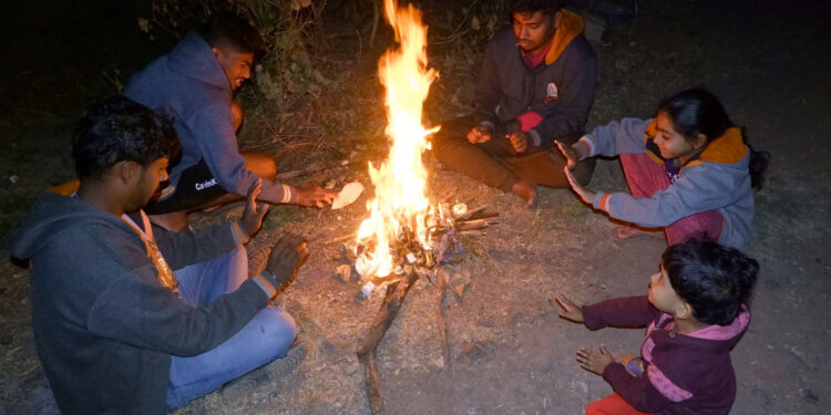 रायगडात थंडीचा कडाका; जागोजागी पेटल्या शेकोट्या