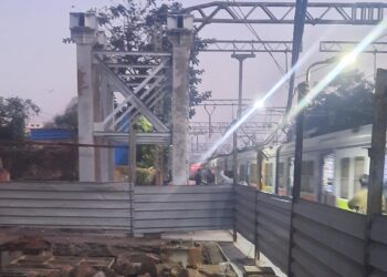 नेरळ रेल्वे स्थानकातील पादचारी पुलाच्या कामासाठी शनिवारी रात्री मेगा ब्लॉक