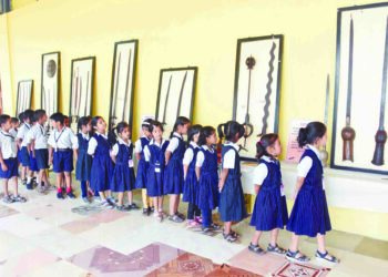 चिंतामणराव केळकर विद्यालयात शस्त्र प्रदर्शनाचे आयोजन