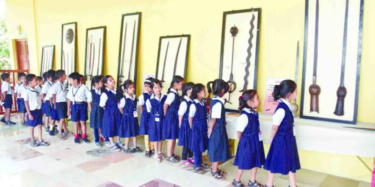 चिंतामणराव केळकर विद्यालयात शस्त्र प्रदर्शनाचे आयोजन