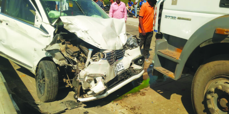 महामार्गावर अपघात तिघेजण गंभीर जखमी