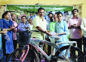 बेलकडे येथे सावित्रीच्या लेकींना सायकलींचे वाटप