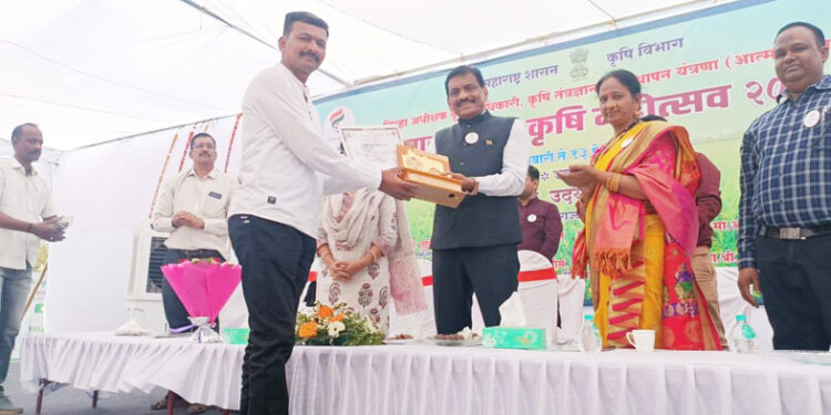 श्रीवर्धनमधील शेतकर्‍याचा सन्मान