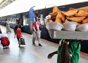 रेल्वे प्रशासनाच्या आरपीएफ बॅरिकमध्ये हाॅकर्सचा खुलेआम व्यवसाय