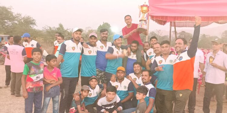 रिया टायगर्सचा चषकावर कब्जा