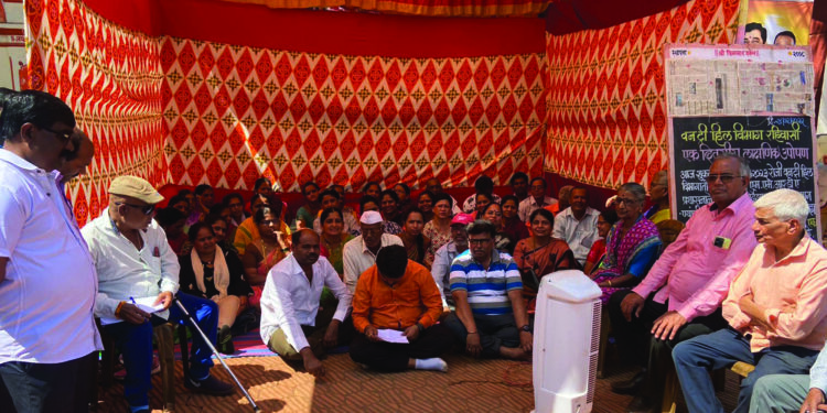 रस्त्याचे काम सुरू करण्यासाठी उपोषण