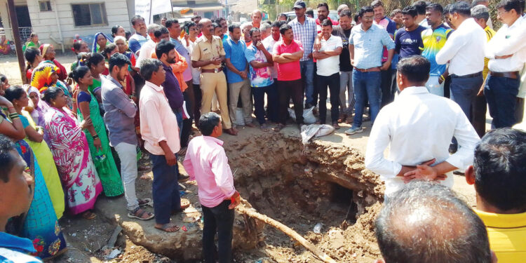 मोरी करण्यासाठी उसरोलीकर रस्त्यावर