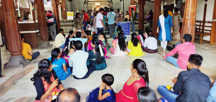 भाविक बल्लाळेश्‍वराच्या चरणी लीन