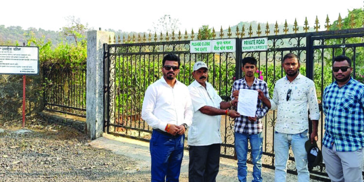 सार्वजनिक रहदारीचा मार्ग गेट टाकून अडविला