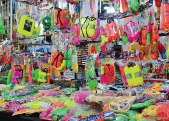 होळीच्या रंगांनी सजल्या पनवेलच्या बाजारपेठा