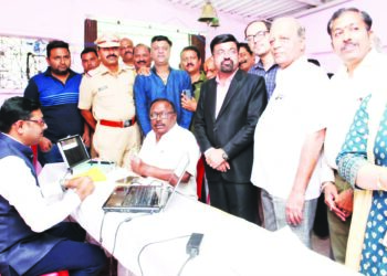 रोटरीतर्फे आरोग्य केंद्रांना बेबी वॉर्मर