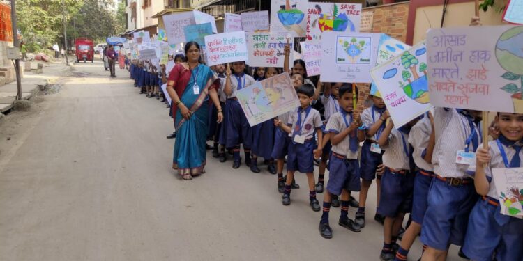 ज्ञानमंदिर शाळेमध्ये दप्तर विना शाळा