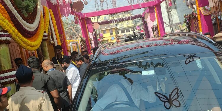 पद्मश्री आप्पासाहेब धर्माधिकारी यांच्या निवासस्थानी मुख्यमंत्री, उपमुख्यमंत्री यांचे आगमन