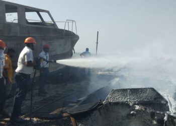 सारळ येथे दोन बोटी आगीत भस्म