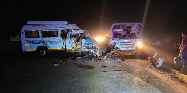 मिनीबसची एसटीला धडक सातजण जखमी