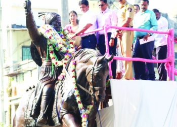 जिल्हा प्रशासनाचे अभिवादन