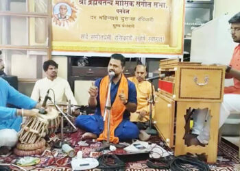 ब्रह्मचैतन्य संगीत सभेत श्रीरंग भावे यांचे गायन