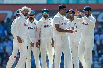 कांगारूंचे फिरकीपुढे लोटांगण