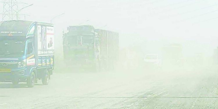 जेएनपीटी महामार्गावर धुळीचे साम्राज्य