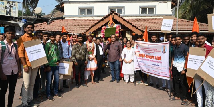 जेएसएम महाविद्यालयात ग्रंथप्रदर्शनाला वाचकांचा उत्स्फूर्त प्रतिसाद