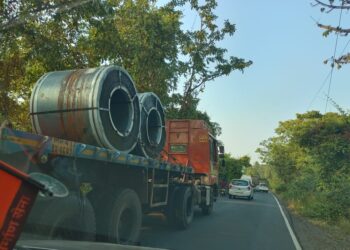 ओव्हरलोड वाहनाला ठोठावला दंड !