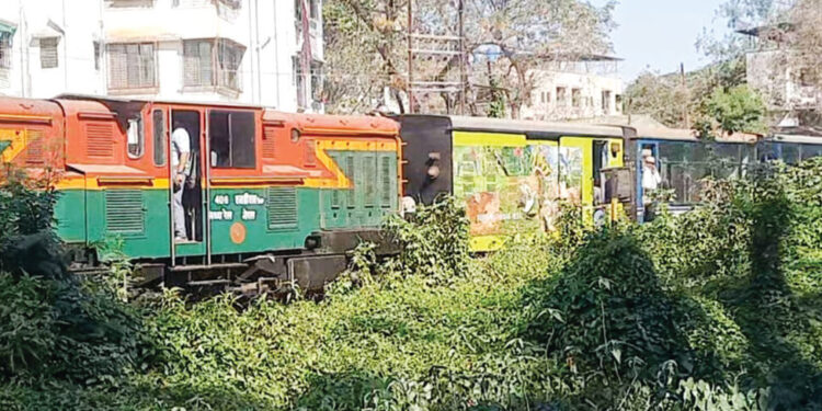 मिनीट्रेनचे इंजिन रुळावरून खाली उतरले; प्रवाशांना मनस्ताप