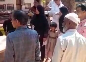 ई-रिक्षातून पडून विद्यार्थी जखमी