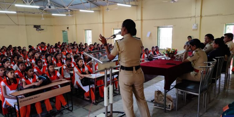 मुलींना दिले स्वसंरक्षणाचे धडे; सायबर पोलिसांचा स्तुत्य उपक्रम