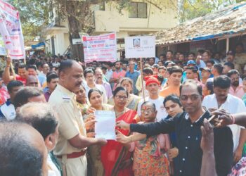 पेण पोलीस ठाण्यावर कोळी समाजाचा मूक मोर्चा