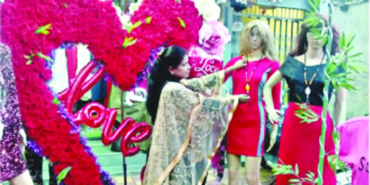 प्रेमोत्सवाला आले उधाण; व्हॅलेंटाईननिमित्त बाजारपेठा सजल्या