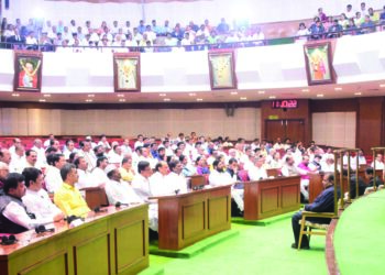 अर्थसंकल्पीय अधिवेशनच्या पहिल्या दिवशी सत्ताधारी, विरोधकांमध्ये आरोप, प्रत्योराप