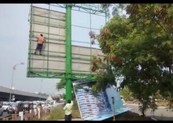 नियम धाब्यावर बसवून उभारण्यात आलेल्या जाहिरात फलकाची पडझड