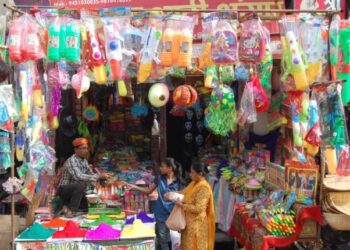 सजावटीच्या साहित्यांनी बाजारपेठा गजबजल्या