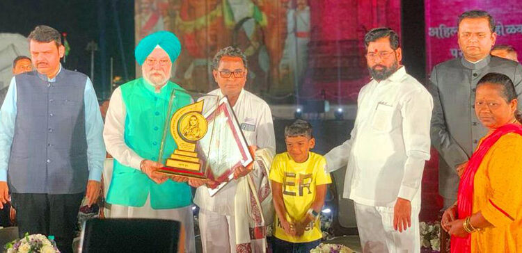 आदिवासी विकास सेवा संघास पुण्यश्‍लोक अहिल्यादेवी होळकर पुरस्कार प्रदान