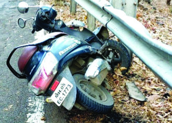 माथेरान-नेरळ घाटात दुचाकी झाडावर आदळली