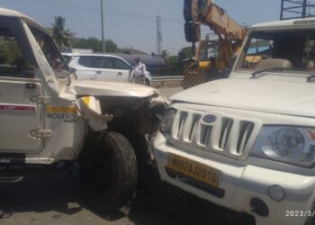 महामार्गावर वाहनांची धडक; दोघेजण गंभीर जखमी